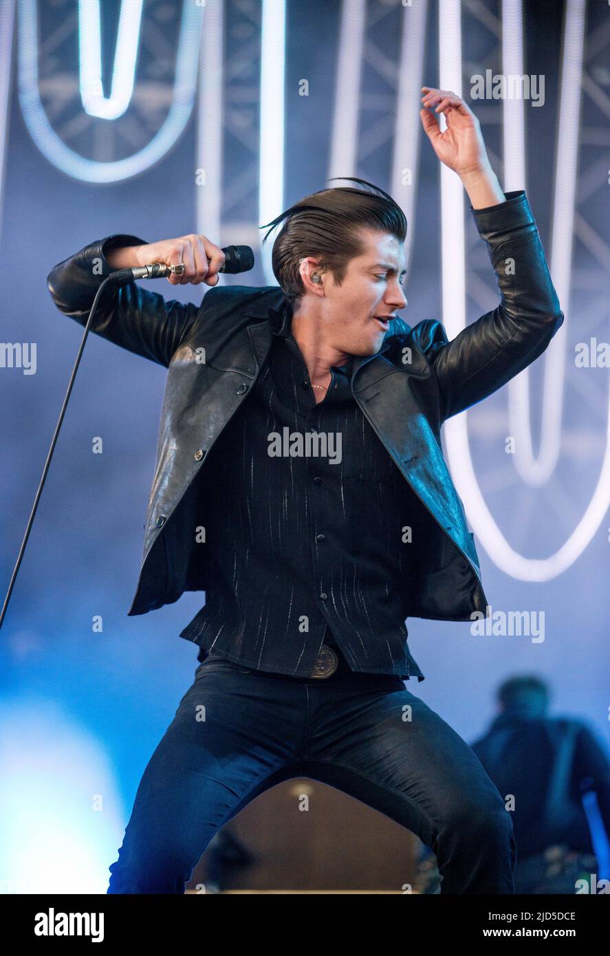 KINROSS, Écosse - 13 JUILLET : Alex Turner, de Arctic Monkeys, fait les titres de la scène principale le jour 3 du festival T in the Park (photo de Ross Gilmore) Banque D'Images KINROSS, Écosse - 13 JUILLET : Alex Turner, de Arctic Monkeys, fait les titres de la scène principale le jour 3 du festival T in the Park (photo de Ross Gilmore) Banque D'Images