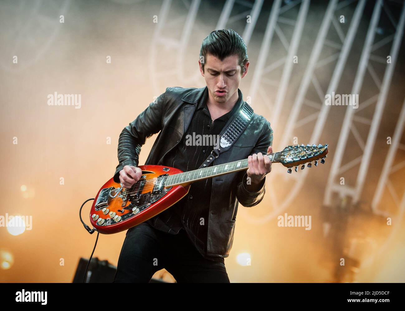 KINROSS, Écosse - 13 JUILLET : Alex Turner, de Arctic Monkeys, fait les titres de la scène principale le jour 3 du festival T in the Park (photo de Ross Gilmore) Banque D'Images KINROSS, Écosse - 13 JUILLET : Alex Turner, de Arctic Monkeys, fait les titres de la scène principale le jour 3 du festival T in the Park (photo de Ross Gilmore) Banque D'Images