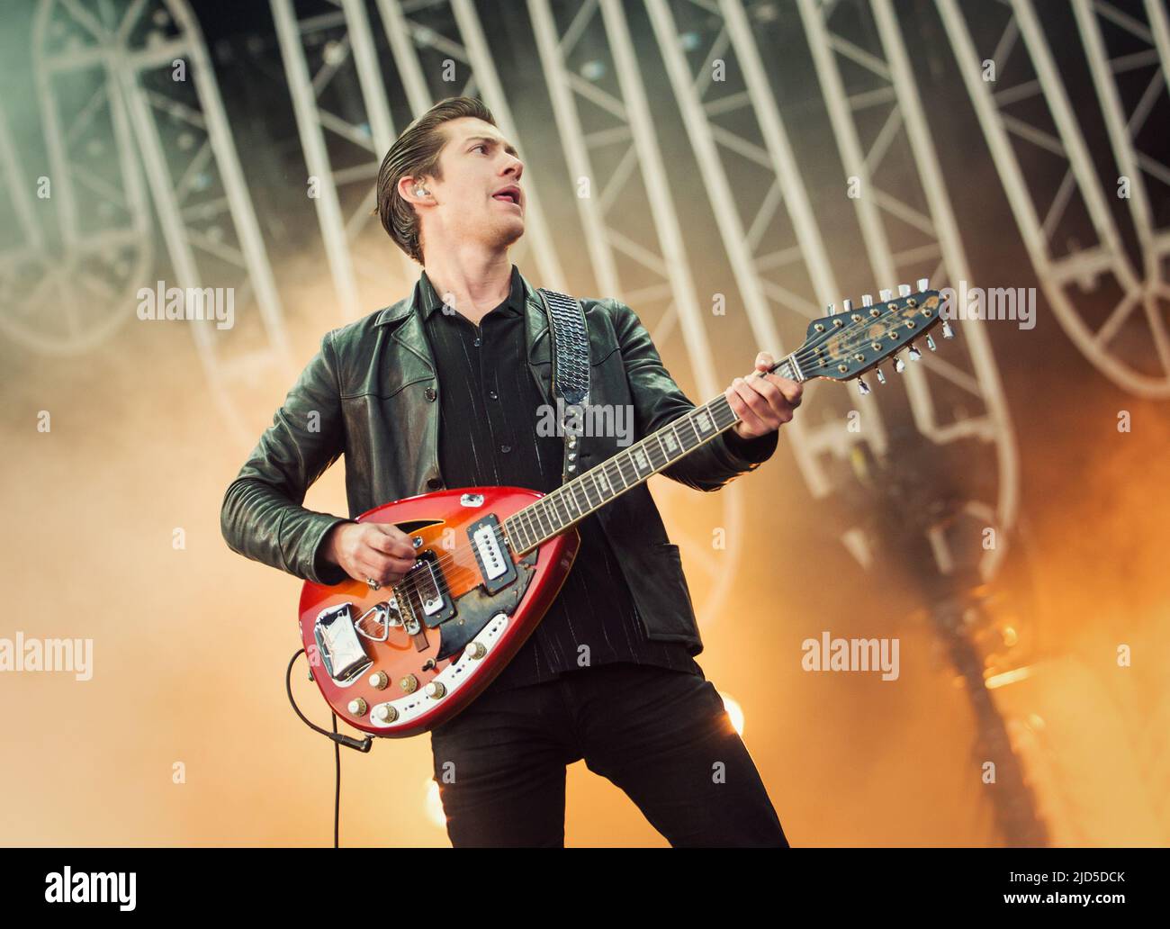 KINROSS, Écosse - 13 JUILLET : Alex Turner, de Arctic Monkeys, fait les titres de la scène principale le jour 3 du festival T in the Park (photo de Ross Gilmore) Banque D'Images KINROSS, Écosse - 13 JUILLET : Alex Turner, de Arctic Monkeys, fait les titres de la scène principale le jour 3 du festival T in the Park (photo de Ross Gilmore) Banque D'Images