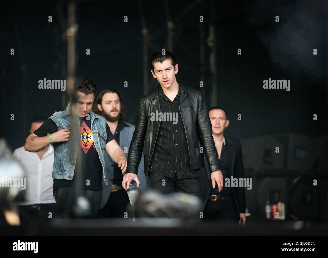 KINROSS, Écosse - 13 JUILLET : Alex Turner, de Arctic Monkeys, fait les titres de la scène principale le jour 3 du festival T in the Park (photo de Ross Gilmore) Banque D'Images KINROSS, Écosse - 13 JUILLET : Alex Turner, de Arctic Monkeys, fait les titres de la scène principale le jour 3 du festival T in the Park (photo de Ross Gilmore) Banque D'Images