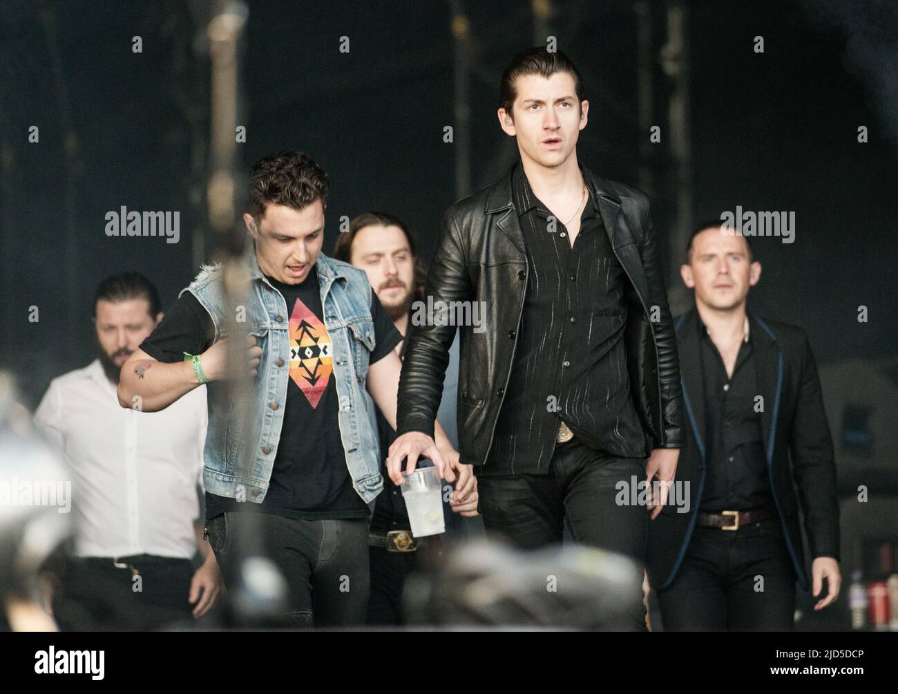 KINROSS, Écosse - 13 JUILLET : Alex Turner, de Arctic Monkeys, fait les titres de la scène principale le jour 3 du festival T in the Park (photo de Ross Gilmore) Banque D'Images KINROSS, Écosse - 13 JUILLET : Alex Turner, de Arctic Monkeys, fait les titres de la scène principale le jour 3 du festival T in the Park (photo de Ross Gilmore) Banque D'Images