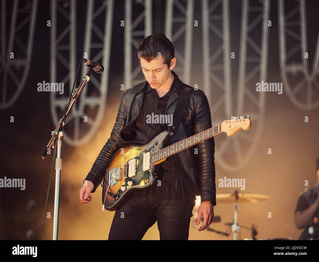 KINROSS, Écosse - 13 JUILLET : Alex Turner, de Arctic Monkeys, fait la une des principales scènes du jour 3 du festival T in the Park Banque D'Images KINROSS, Écosse - 13 JUILLET : Alex Turner, de Arctic Monkeys, fait la une des principales scènes du jour 3 du festival T in the Park Banque D'Images