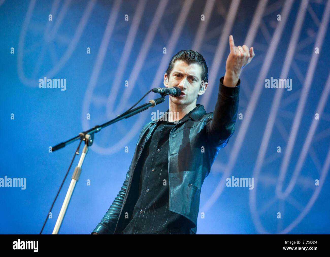 KINROSS, Écosse - 13 JUILLET : Alex Turner, de Arctic Monkeys, fait les titres de la scène principale le jour 3 du festival T in the Park (photo de Ross Gilmore) Banque D'Images KINROSS, Écosse - 13 JUILLET : Alex Turner, de Arctic Monkeys, fait les titres de la scène principale le jour 3 du festival T in the Park (photo de Ross Gilmore) Banque D'Images