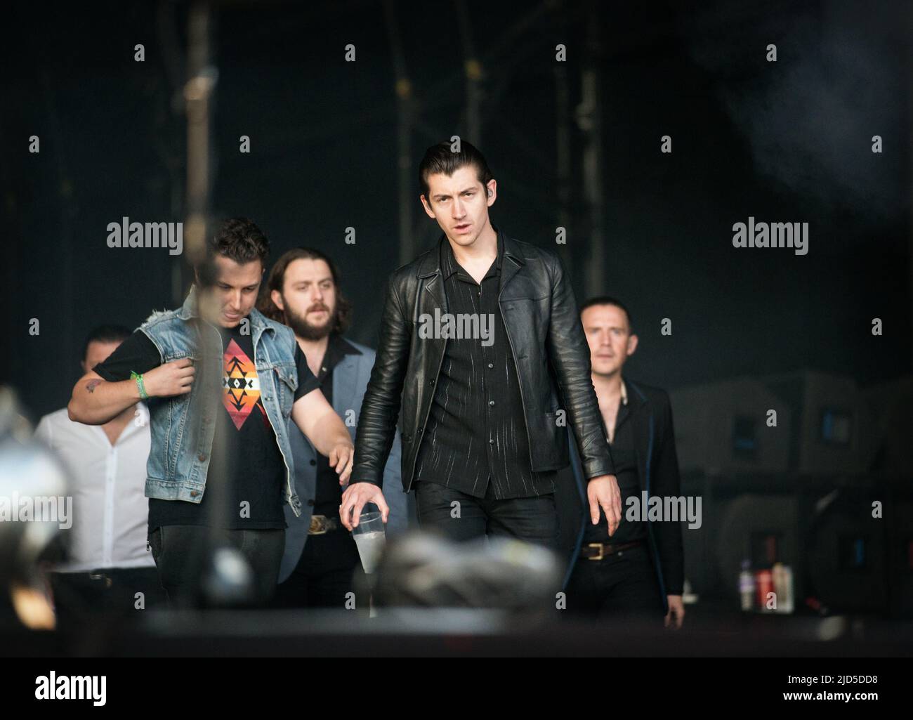 KINROSS, Écosse - 13 JUILLET : Alex Turner, de Arctic Monkeys, fait la une des principales scènes du jour 3 du festival T in the Park Banque D'Images KINROSS, Écosse - 13 JUILLET : Alex Turner, de Arctic Monkeys, fait la une des principales scènes du jour 3 du festival T in the Park Banque D'Images