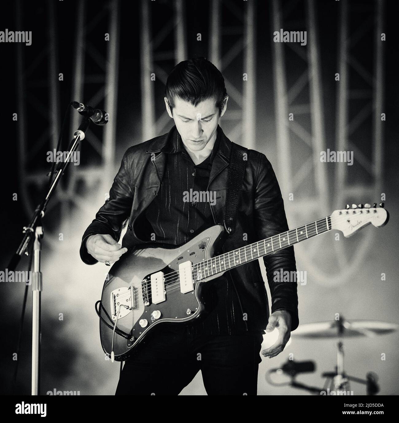 KINROSS, Écosse - 13 JUILLET : Alex Turner, de Arctic Monkeys, fait la une des principales scènes du jour 3 du festival T in the Park Banque D'Images KINROSS, Écosse - 13 JUILLET : Alex Turner, de Arctic Monkeys, fait la une des principales scènes du jour 3 du festival T in the Park Banque D'Images