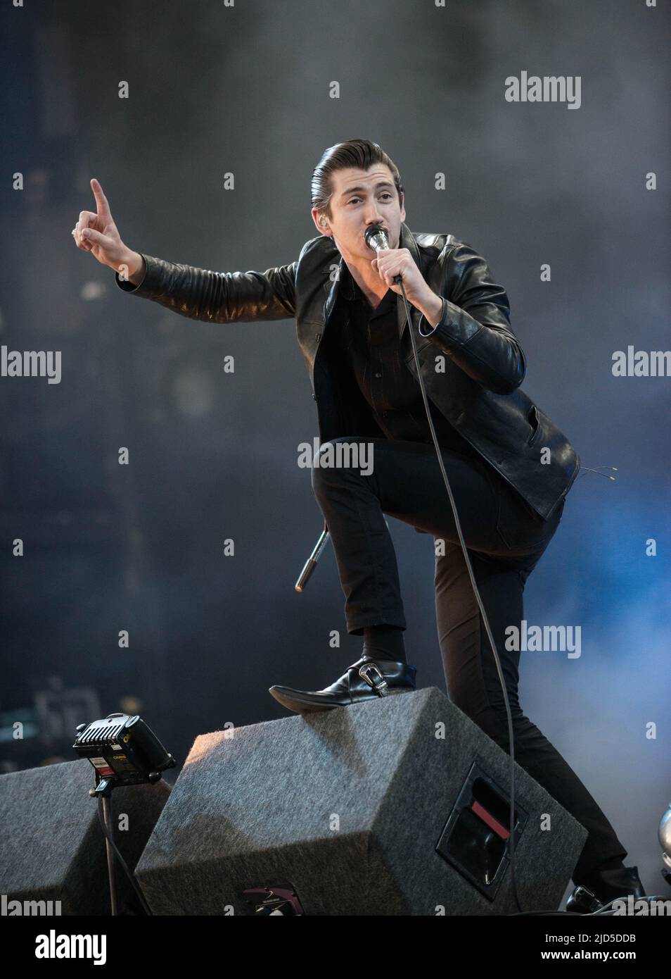 KINROSS, Écosse - 13 JUILLET : Alex Turner, de Arctic Monkeys, fait les titres de la scène principale le jour 3 du festival T in the Park (photo de Ross Gilmore) Banque D'Images KINROSS, Écosse - 13 JUILLET : Alex Turner, de Arctic Monkeys, fait les titres de la scène principale le jour 3 du festival T in the Park (photo de Ross Gilmore) Banque D'Images