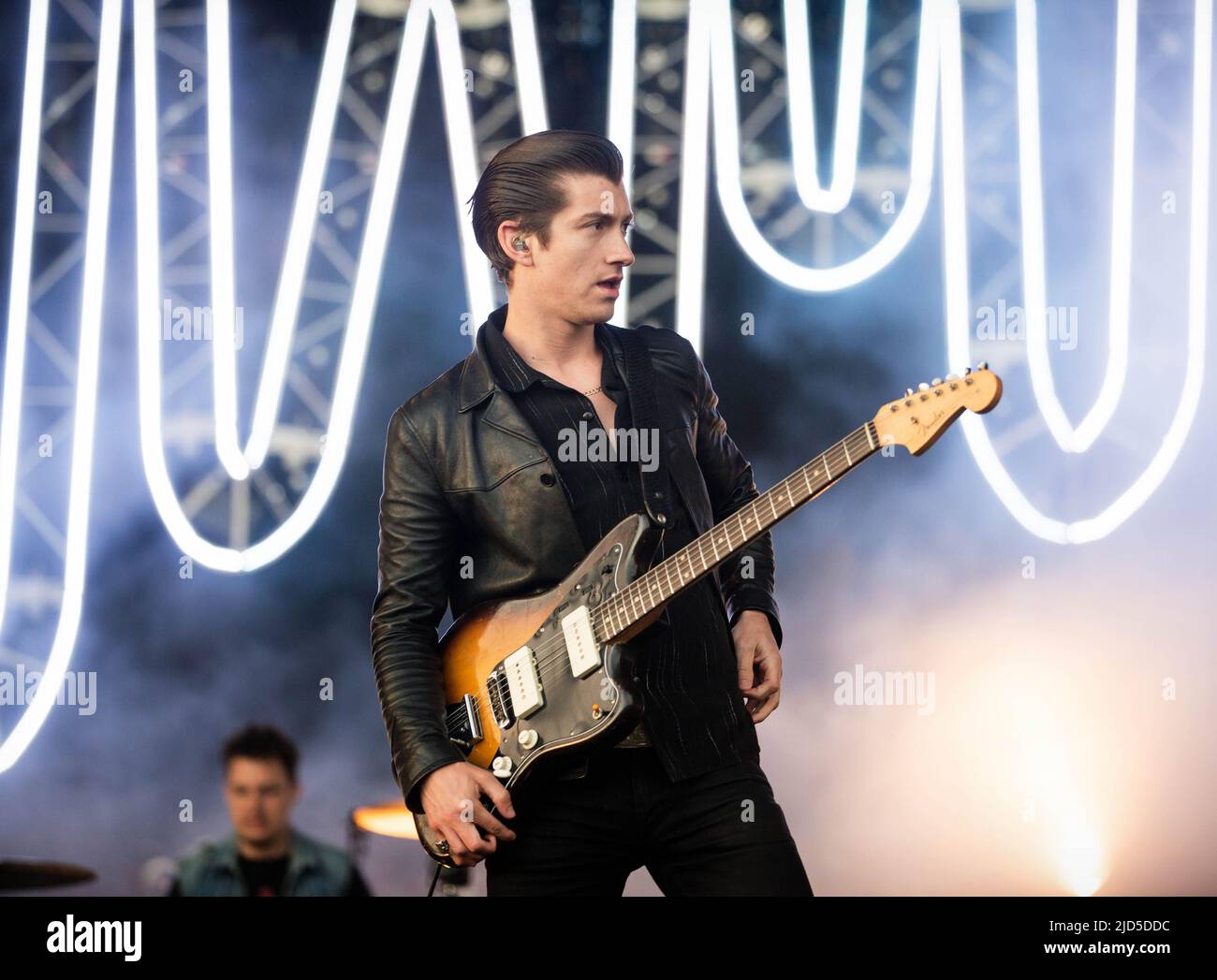 KINROSS, Écosse - 13 JUILLET : Alex Turner, de Arctic Monkeys, fait les titres de la scène principale le jour 3 du festival T in the Park (photo de Ross Gilmore) Banque D'Images KINROSS, Écosse - 13 JUILLET : Alex Turner, de Arctic Monkeys, fait les titres de la scène principale le jour 3 du festival T in the Park (photo de Ross Gilmore) Banque D'Images