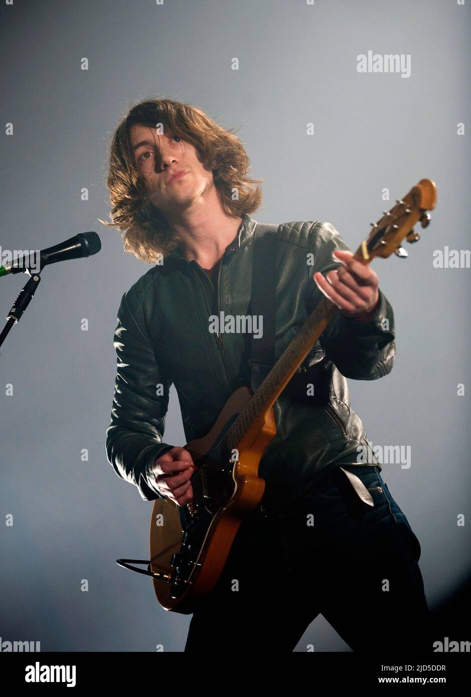Alex Turner, chanteur de Arctic Monkeys, se produit sur scène au SECC sur 24 novembre 2009 à Glasgow, en Écosse. (Photo de Ross Gilmore) Banque D'Images Alex Turner, chanteur de Arctic Monkeys, se produit sur scène au SECC sur 24 novembre 2009 à Glasgow, en Écosse. (Photo de Ross Gilmore) Banque D'Images