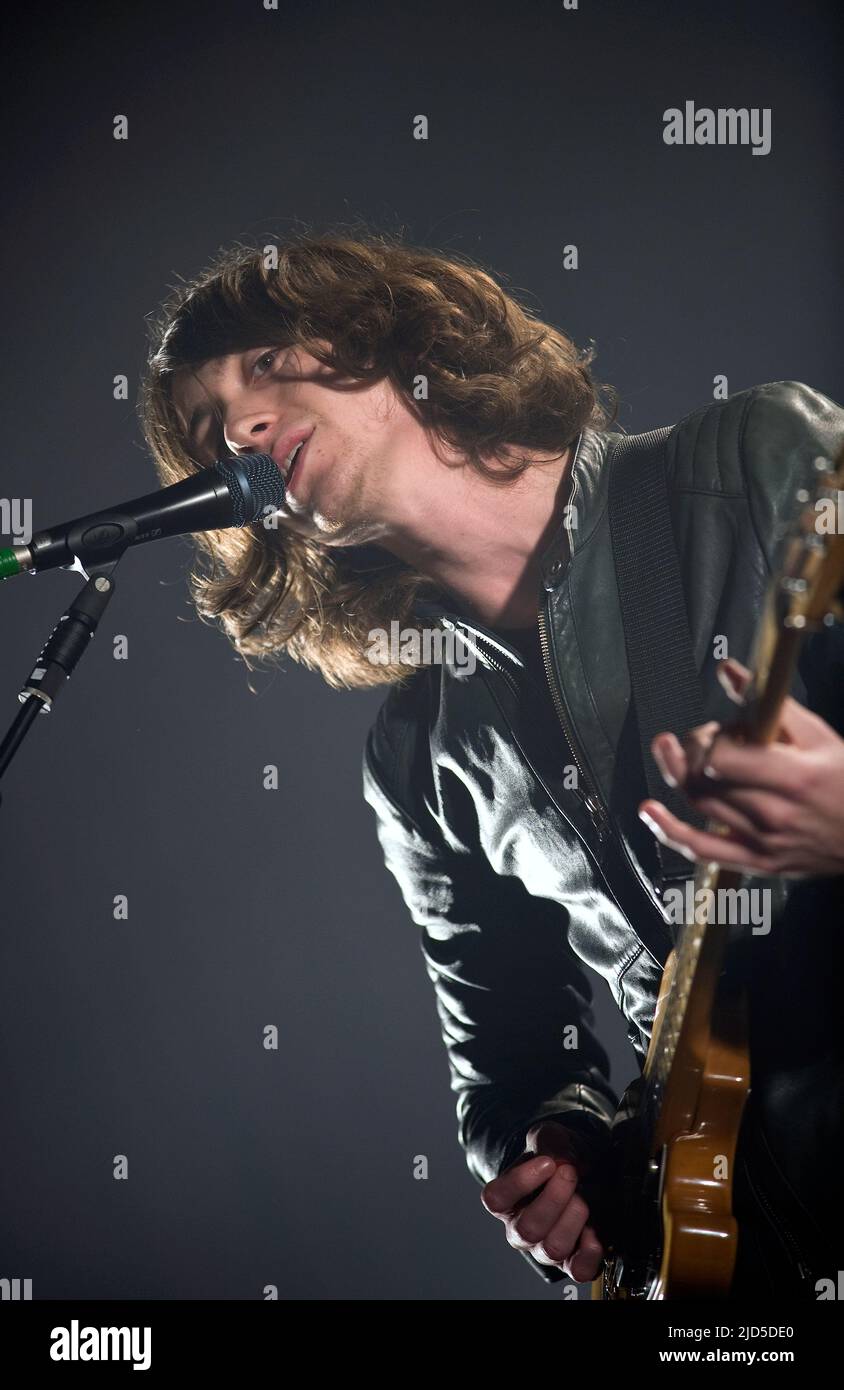 Alex Turner, chanteur de Arctic Monkeys, se produit sur scène au SECC sur 24 novembre 2009 à Glasgow, en Écosse. (Photo de Ross Gilmore) Banque D'Images Alex Turner, chanteur de Arctic Monkeys, se produit sur scène au SECC sur 24 novembre 2009 à Glasgow, en Écosse. (Photo de Ross Gilmore) Banque D'Images