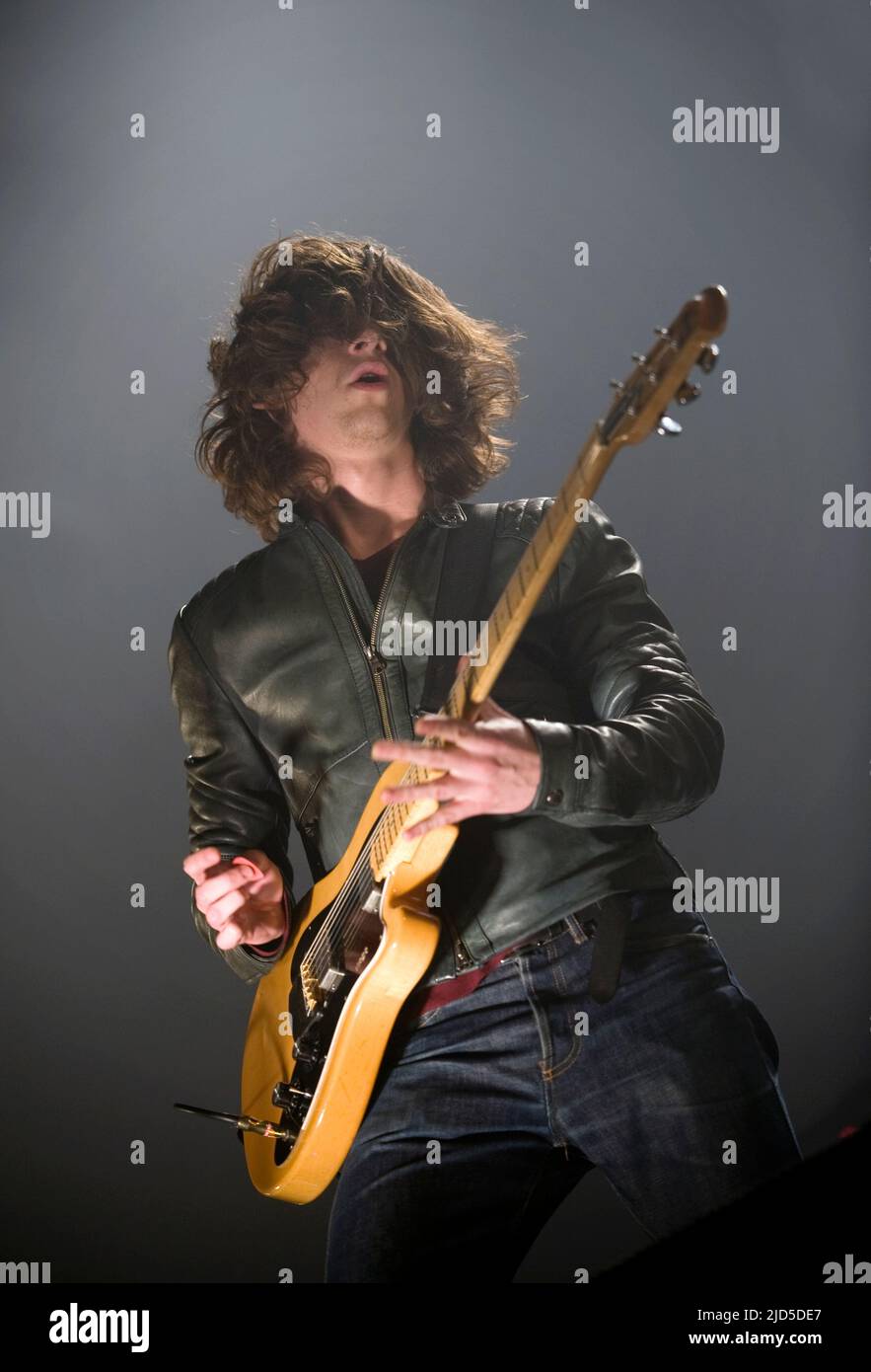 Alex Turner, chanteur de Arctic Monkeys, se produit sur scène au SECC sur 24 novembre 2009 à Glasgow, en Écosse. (Photo de Ross Gilmore) Banque D'Images Alex Turner, chanteur de Arctic Monkeys, se produit sur scène au SECC sur 24 novembre 2009 à Glasgow, en Écosse. (Photo de Ross Gilmore) Banque D'Images