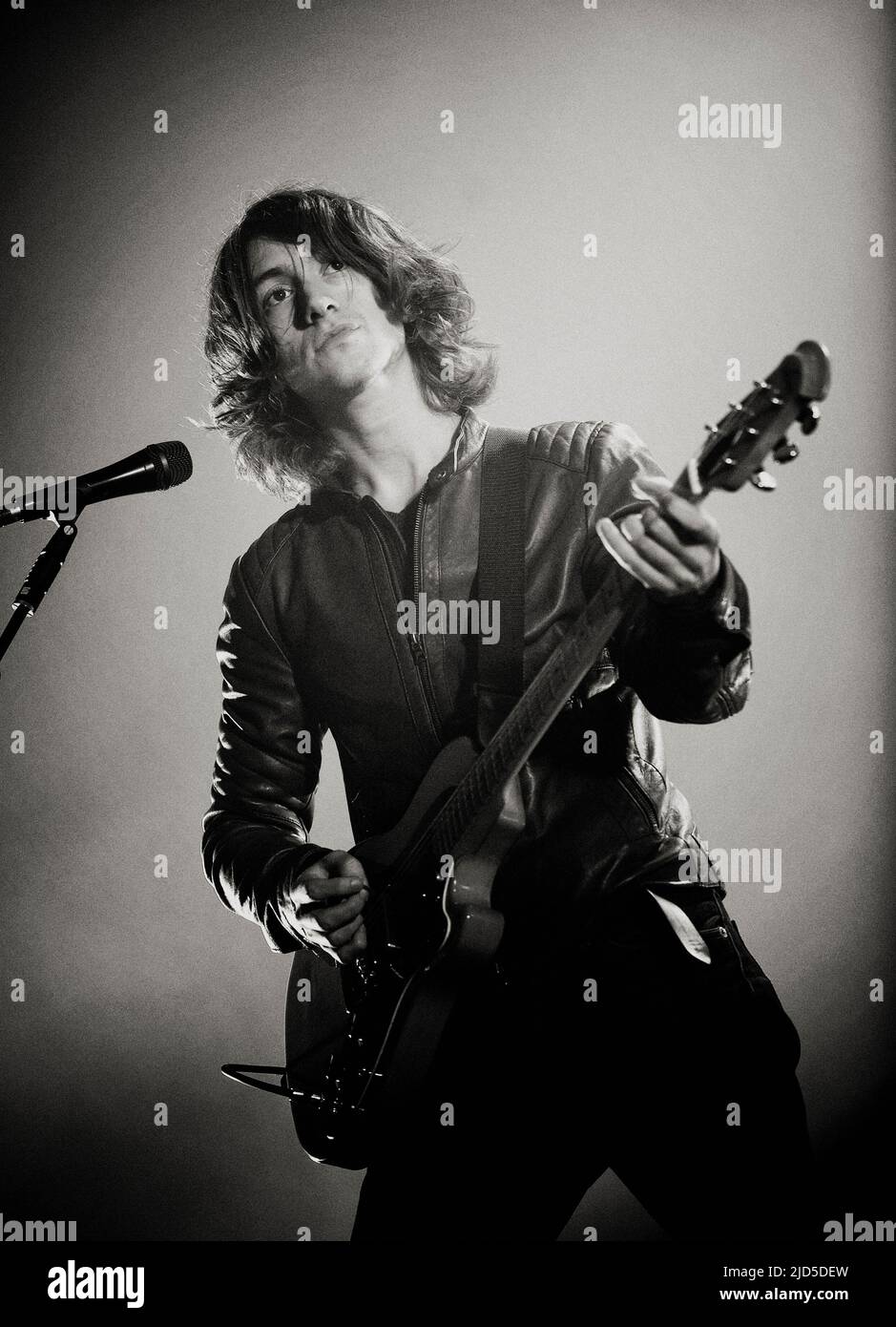 Alex Turner, chanteur de Arctic Monkeys, se produit sur scène au SECC sur 24 novembre 2009 à Glasgow, en Écosse. (Photo de Ross Gilmore) Banque D'Images Alex Turner, chanteur de Arctic Monkeys, se produit sur scène au SECC sur 24 novembre 2009 à Glasgow, en Écosse. (Photo de Ross Gilmore) Banque D'Images