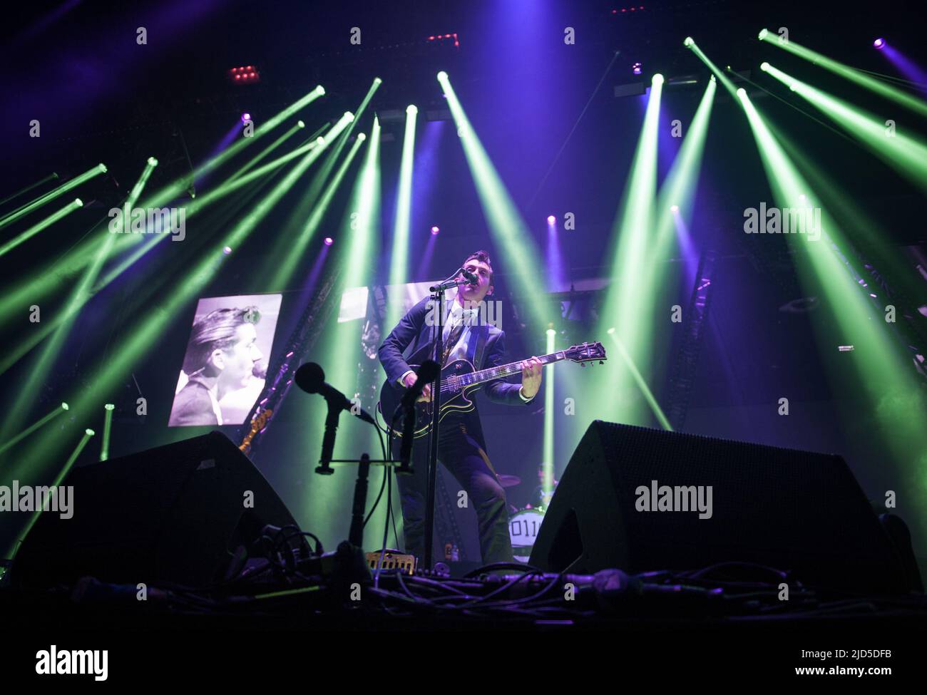 GLASGOW, Royaume-Uni - 21 novembre : Alex Turner, de Arctic Monkeys, se produit à l'Hydro SSE le 21 novembre 2013 à Glasgow, en Écosse Banque D'Images GLASGOW, Royaume-Uni - 21 novembre : Alex Turner, de Arctic Monkeys, se produit à l'Hydro SSE le 21 novembre 2013 à Glasgow, en Écosse Banque D'Images