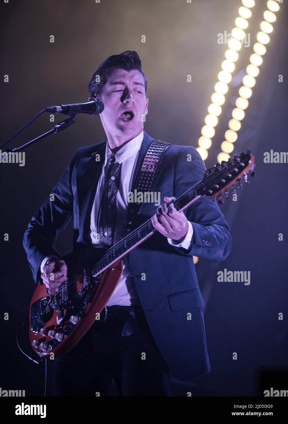 GLASGOW, Royaume-Uni - 21 novembre : Alex Turner, de Arctic Monkeys, se produit à l'Hydro SSE le 21 novembre 2013 à Glasgow, en Écosse Banque D'Images GLASGOW, Royaume-Uni - 21 novembre : Alex Turner, de Arctic Monkeys, se produit à l'Hydro SSE le 21 novembre 2013 à Glasgow, en Écosse Banque D'Images