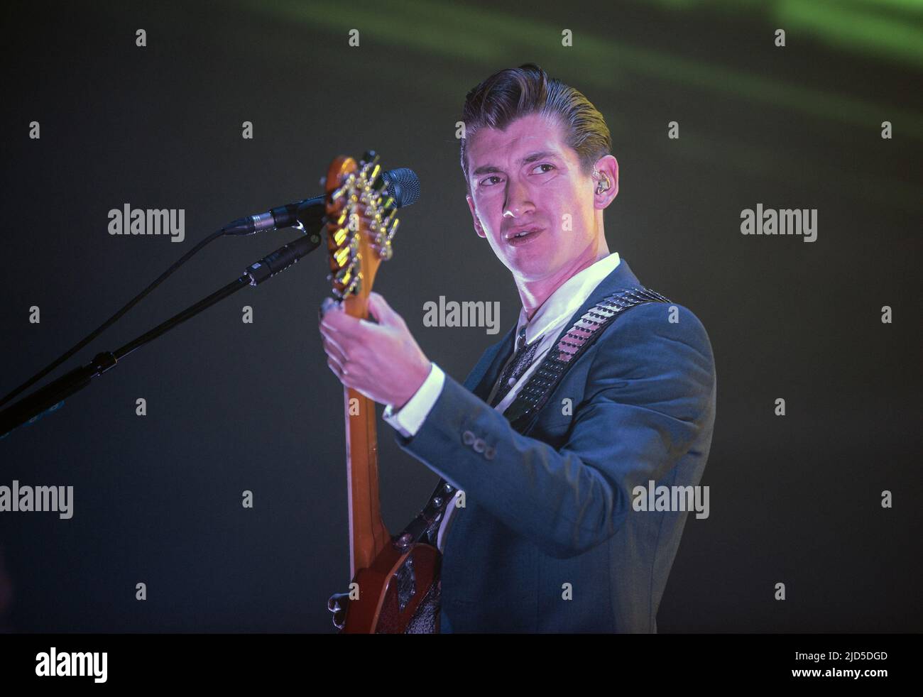 GLASGOW, Royaume-Uni - 21 novembre : Alex Turner, de Arctic Monkeys, se produit à l'Hydro SSE le 21 novembre 2013 à Glasgow, en Écosse Banque D'Images GLASGOW, Royaume-Uni - 21 novembre : Alex Turner, de Arctic Monkeys, se produit à l'Hydro SSE le 21 novembre 2013 à Glasgow, en Écosse Banque D'Images