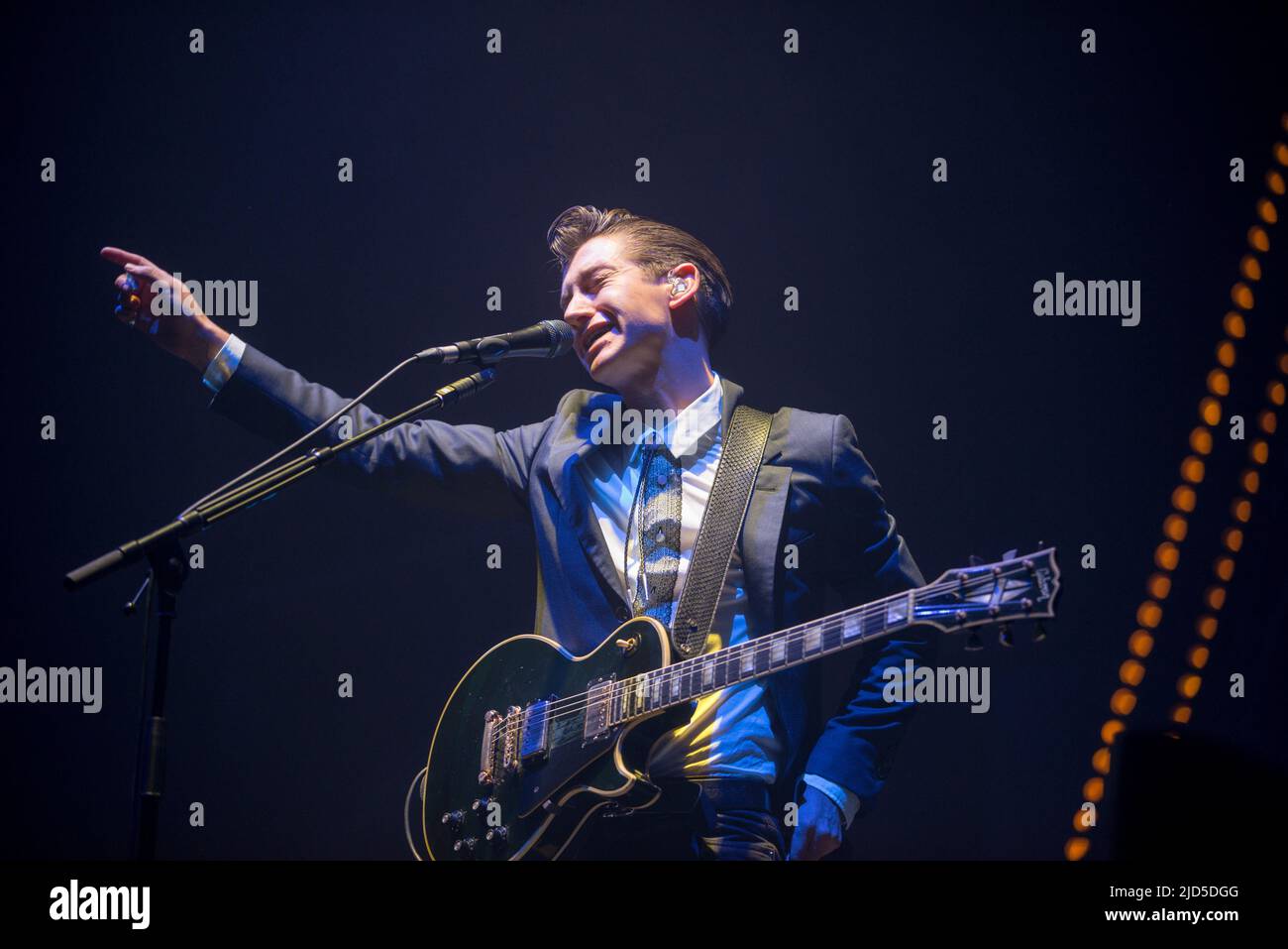 GLASGOW, Royaume-Uni - 21 novembre : Alex Turner, de Arctic Monkeys, se produit à l'Hydro SSE le 21 novembre 2013 à Glasgow, en Écosse Banque D'Images GLASGOW, Royaume-Uni - 21 novembre : Alex Turner, de Arctic Monkeys, se produit à l'Hydro SSE le 21 novembre 2013 à Glasgow, en Écosse Banque D'Images