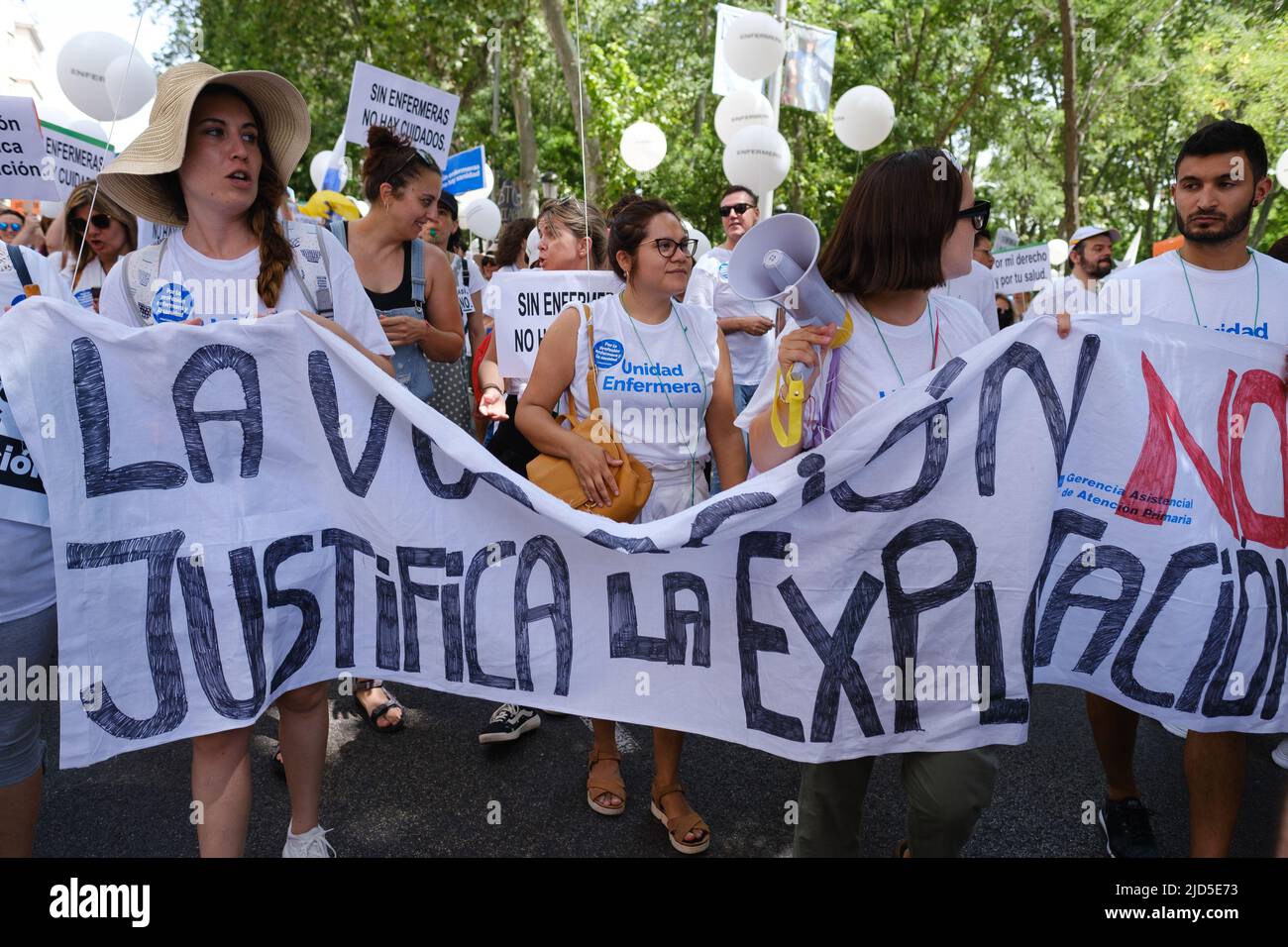 Madrid, Espagne. 18th juin 2022. Les manifestants tiennent une bannière lors d'une manifestation contre l'abandon de la santé publique. L'unité de soins infirmiers dénonce la « négligence grave » dont souffre le système de soins de santé. Crédit : SOPA Images Limited/Alamy Live News Banque D'Images