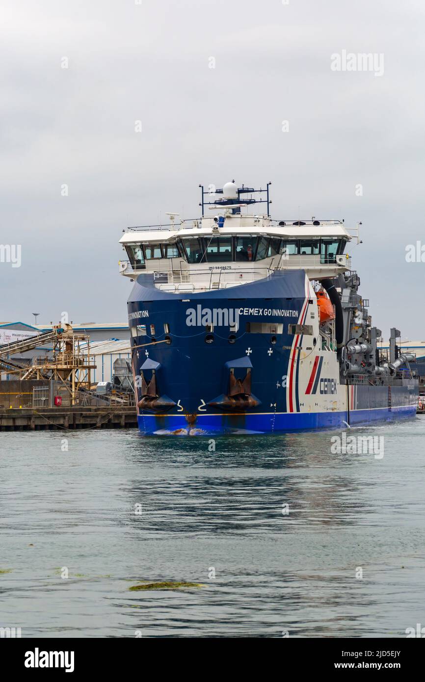 Poole, Dorset, Royaume-Uni. 18th juin 2022. Cemex Go innovation la dragueur Hopper arrive à Poole Harbour. CEMEX Go innovation est le premier de la nouvelle classe de dragueur d'agrégats marins (MAD) de Damen. Le navire MAD 3500 est le résultat d'une étroite coopération entre CEMEX et Damen et représente le premier d'une nouvelle génération de dragues efficaces et économiques. 103,5m drague à granulats longs. Crédit : Carolyn Jenkins/Alay Live News Banque D'Images