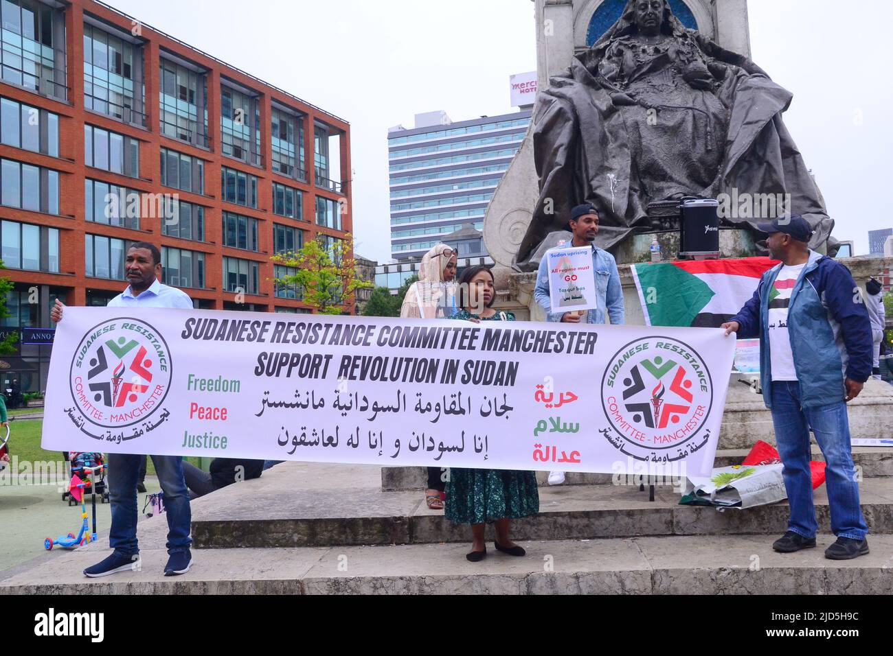 Manchester, Royaume-Uni, 18th juin 2022. Petite manifestation pour la paix et la justice au Soudan à Piccadilly Gardens, centre de Manchester, Angleterre, Royaume-Uni, îles britanniques. Crédit : Terry Waller/Alay Live News Banque D'Images