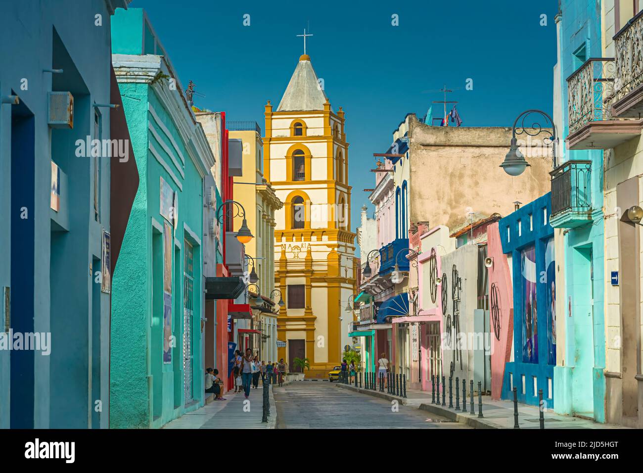 Les maisons colorées de la Calle Ignacio Agramonte avec le clocher de l'église Iglesia de Nuestra Senora de la Soledad en arrière-plan Banque D'Images