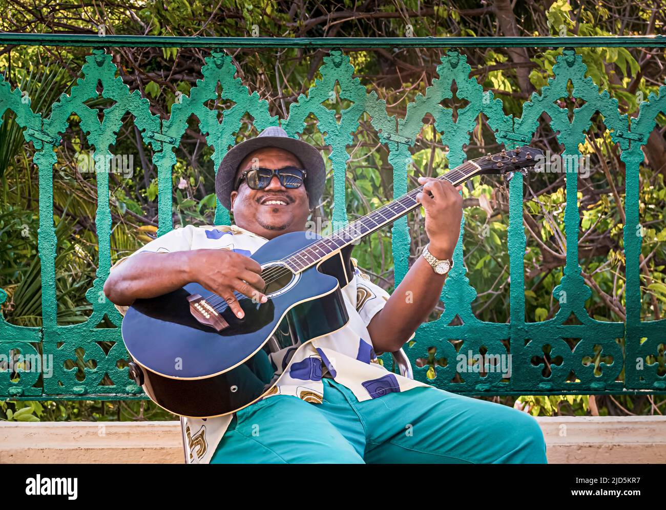 Guitariste jouant de la musique au Palacio de Valle à Cienfuegos, Cuba Banque D'Images