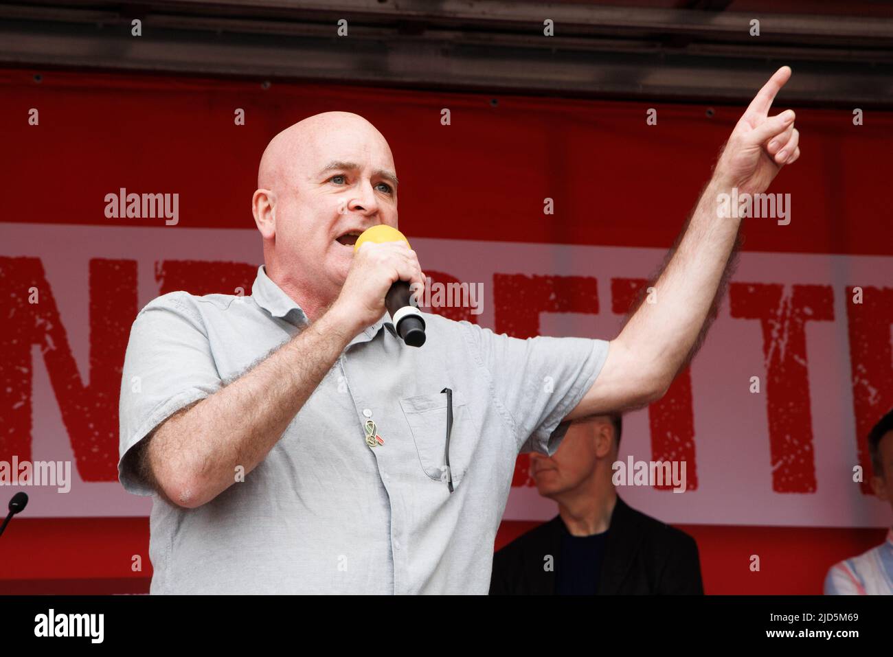 Londres, Royaume-Uni. 18th juin 2022. Mick Lynch, secrétaire général du RMT, s'exprime au TUC Rally sur la place du Parlement. Il exige de meilleures conditions de rémunération pour les travailleurs ferroviaires. Les 23rd et 25th juin, une grève nationale des travailleurs du rail et du métro aura lieu à 21 juin. Crédit : Karl Black/Alay Live News Banque D'Images