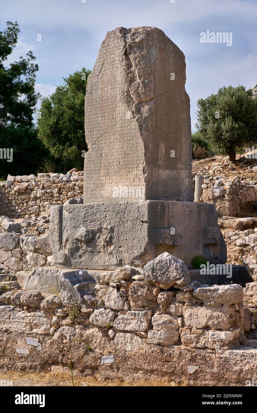 Pilier inscrit ou Obélisque Xanthian ( Xanthos Stele), avec inscriptions de trois langues anciennes dans la ville antique de Xanthos, Turquie Banque D'Images