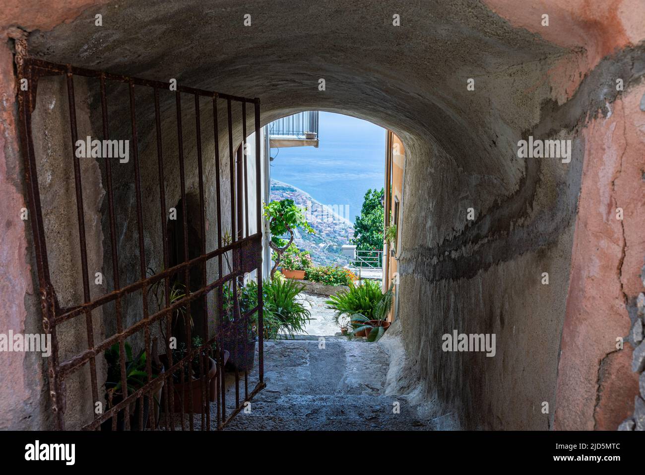 Allée sicilienne donnant sur la splendide mer bleue Banque D'Images