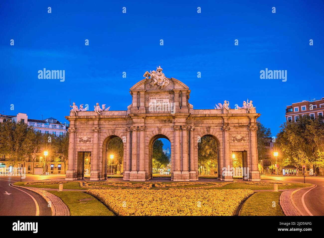 Madrid Espagne, vue nocturne de la ville à Puerta de Alcala Banque D'Images