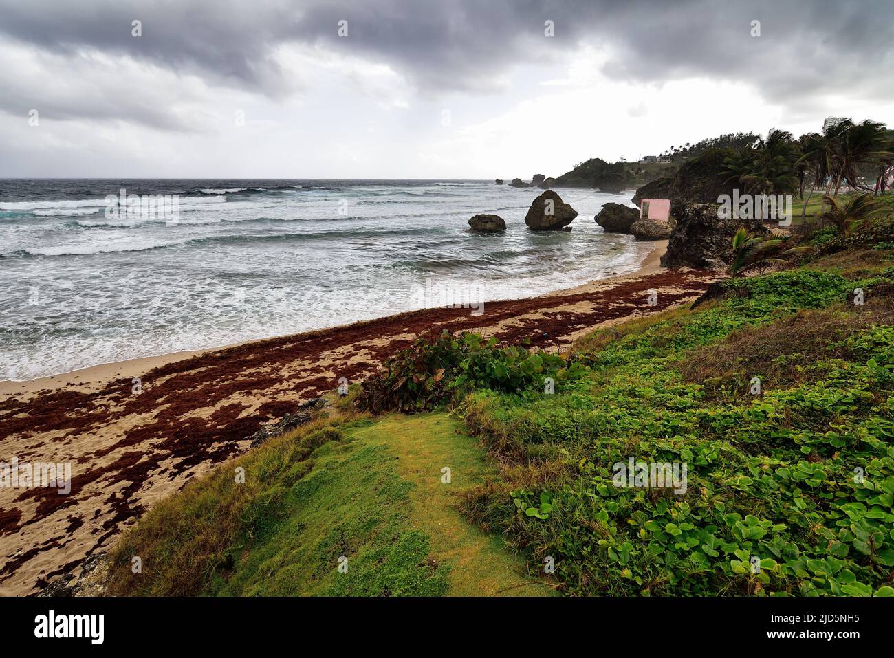 Climat orageux au-dessus de la célèbre formation de roches sur la plage de Bathsheba, côte est de l'île de la Barbade, îles des Caraïbes Banque D'Images