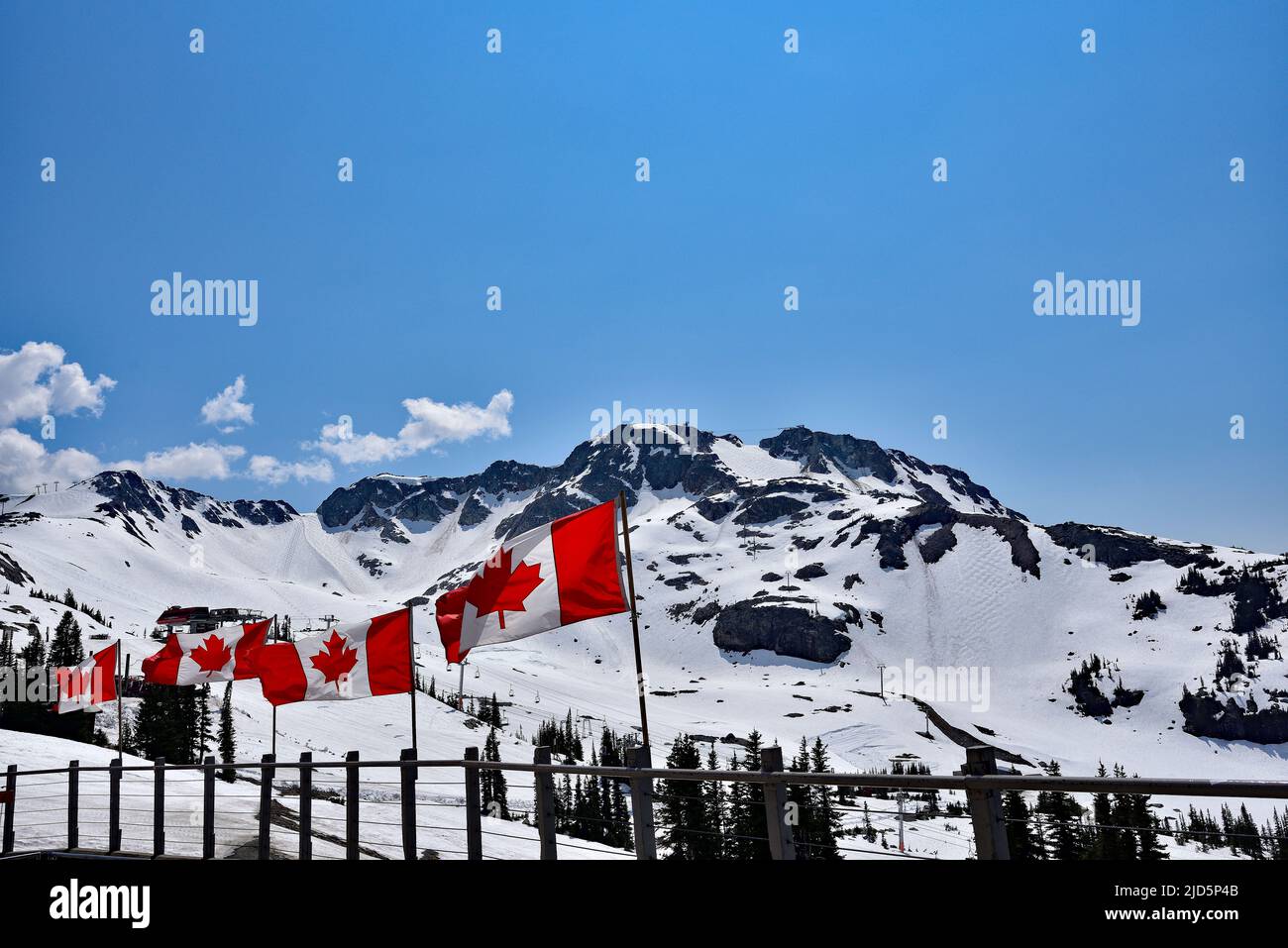 WHISTLER, C.-B., CANADA, le 30 MAI 2019 : les drapeaux canadiens sur le sommet de la montagne Blackcomb, dans le village de Whistler. Whistler est une ville touristique canadienne Banque D'Images