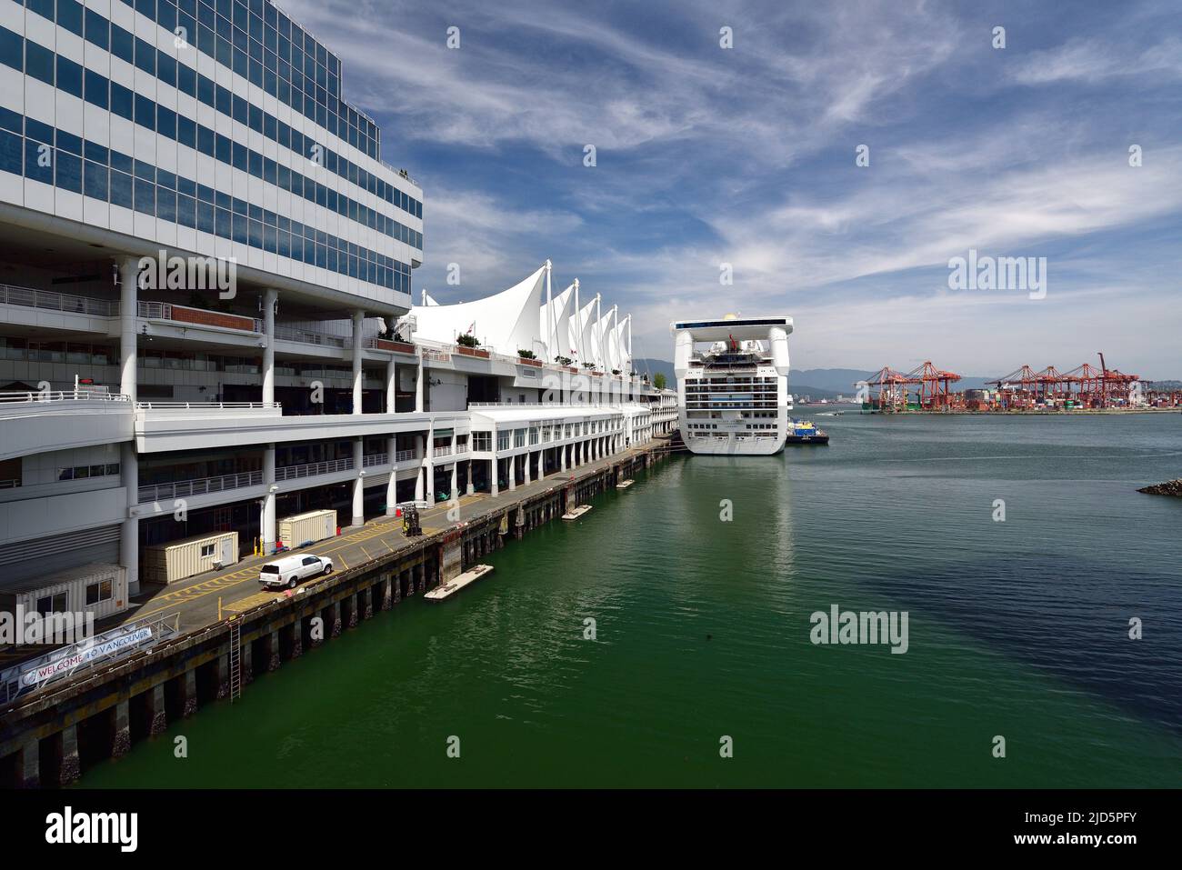 VANCOUVER, C.-B., CANADA, le 01 JUIN 2019 : navire de croisière Golden Princess amarré au terminal de croisière Canada place, au centre-ville de Vancouver. Banque D'Images