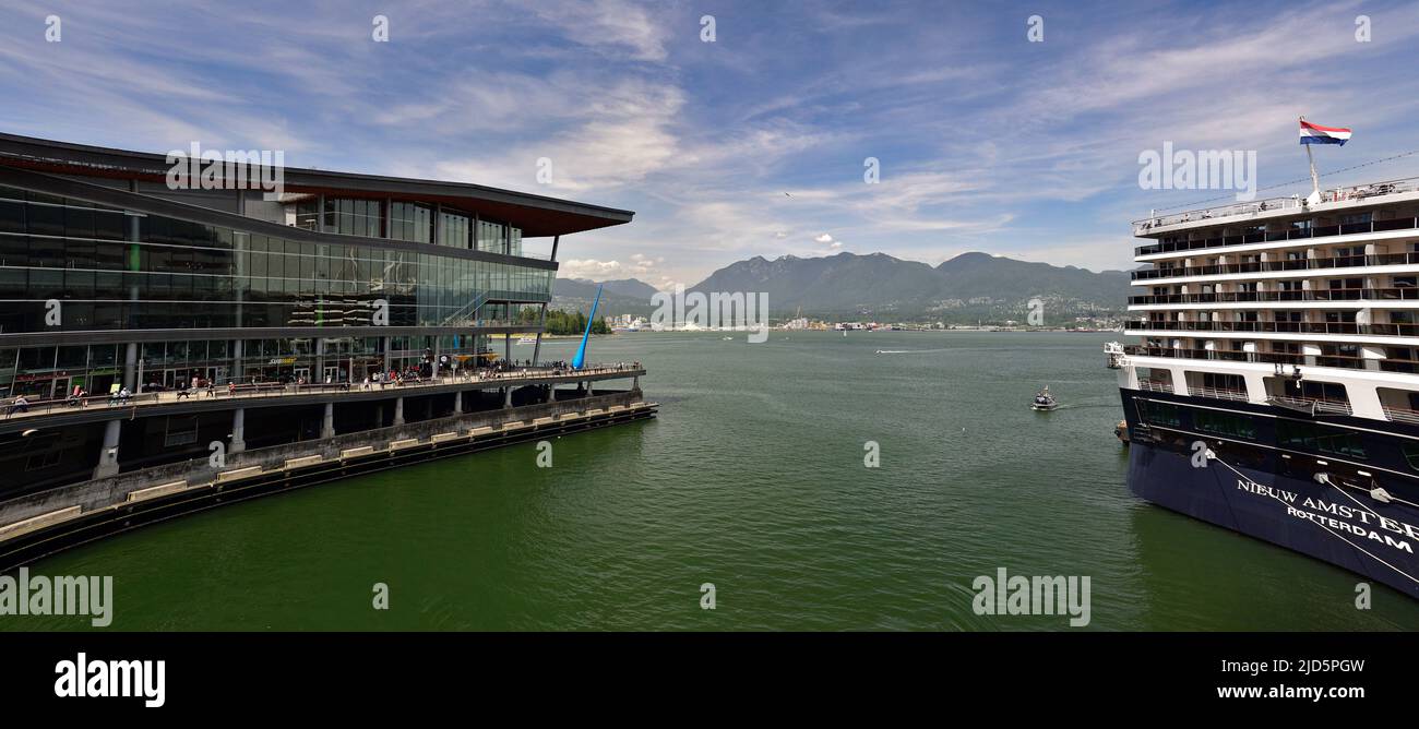 VANCOUVER, C.-B., CANADA, le 01 JUIN 2019 : Coal Harbour Centre et sculpture de la goutte d'eau dans le centre-ville de Vancouver, Colombie-Britannique, Canada Banque D'Images