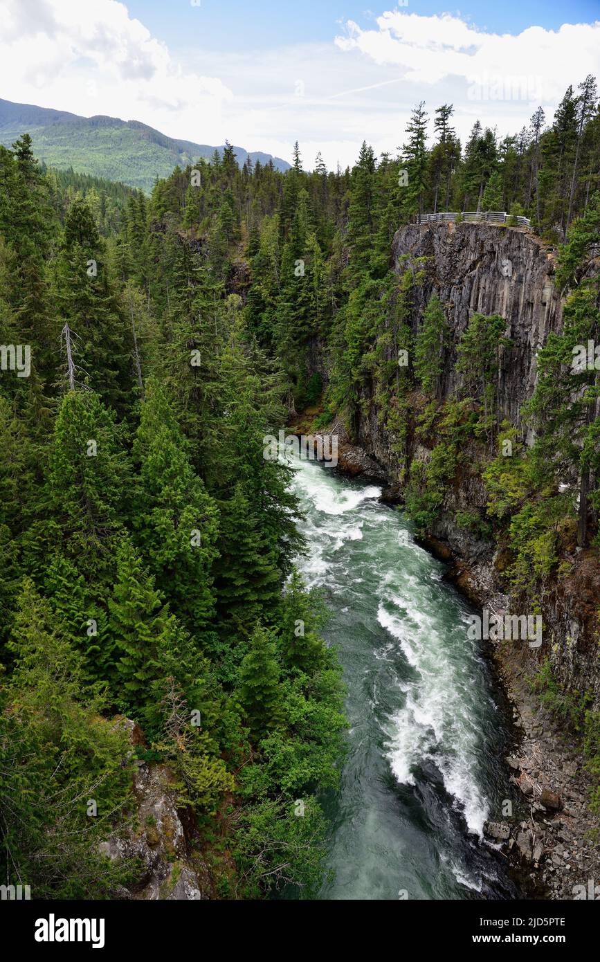 Les eaux rugueuses d'une rivière de montagne Lillooet, Colombie-Britannique, Canada Banque D'Images