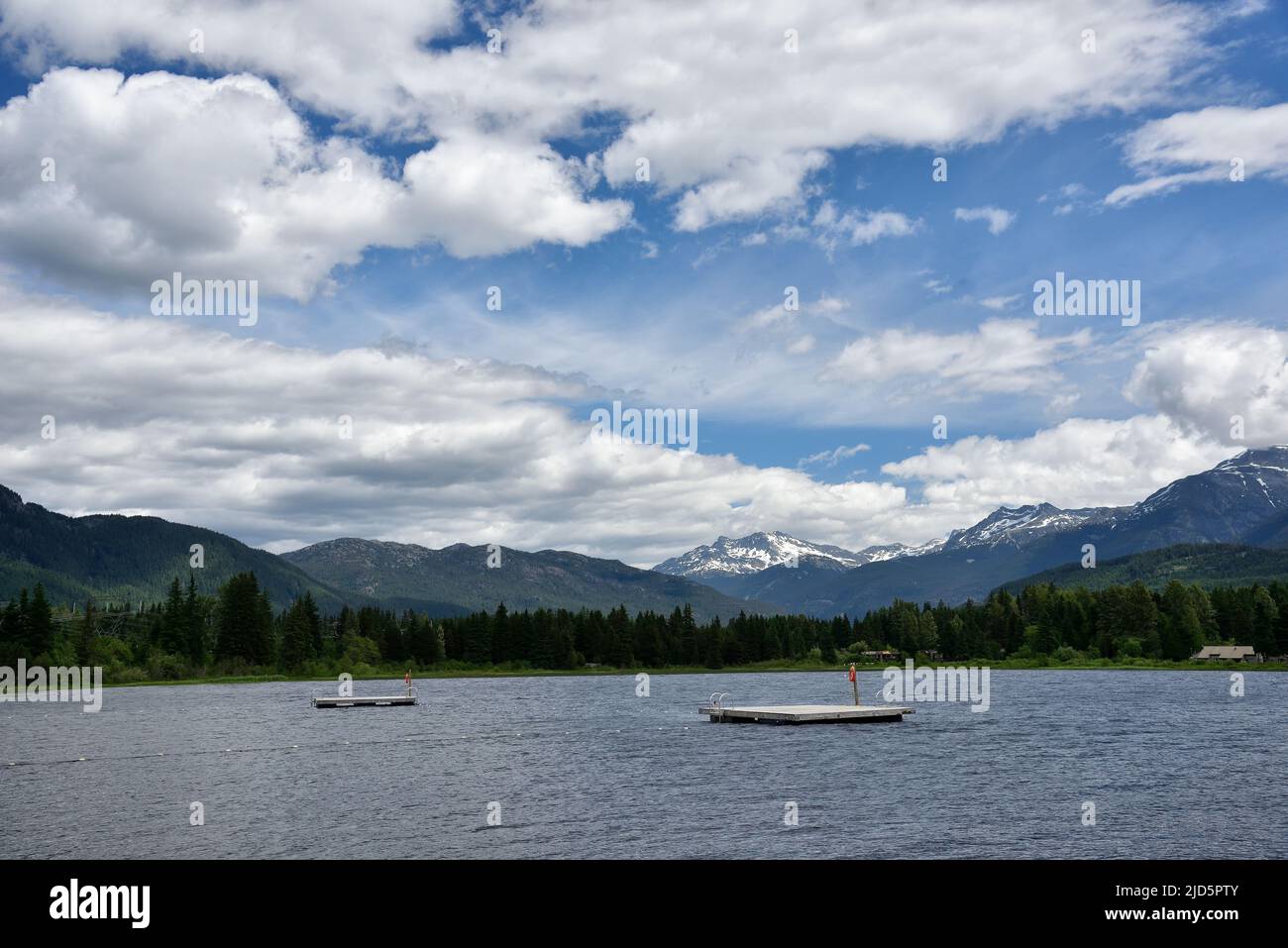 Vue sur le lac Alta depuis le Rainbow Park à Whistler, Colombie-Britannique, Canada Banque D'Images