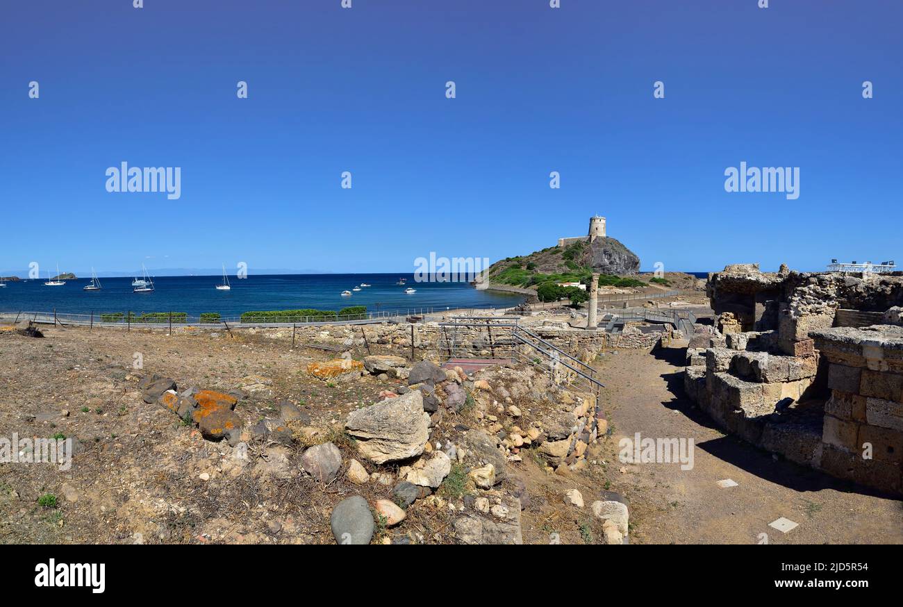 Découverte de fouilles avec une vieille tour en arrière-plan près de la ville de Nora sur l'île de la Sardaigne Banque D'Images