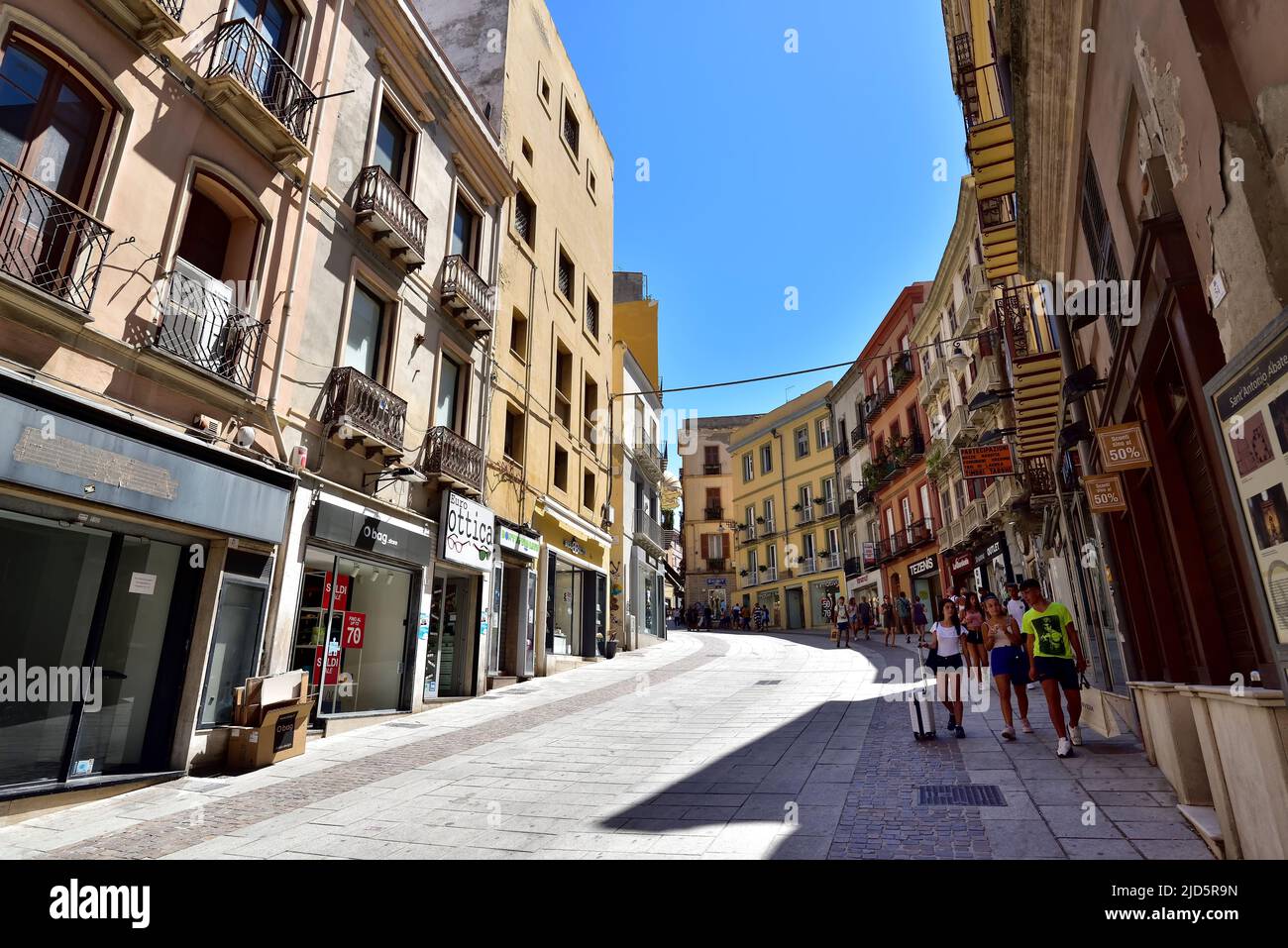 CAGLIARI, ITALIE, 17 AOÛT 2019, personnes marchant dans l'une des nombreuses rues commerçantes de Cagliari, Sardaigne, Italie. Banque D'Images CAGLIARI, ITALIE, 17 AOÛT 2019, personnes marchant dans l'une des nombreuses rues commerçantes de Cagliari, Sardaigne, Italie. Banque D'Images