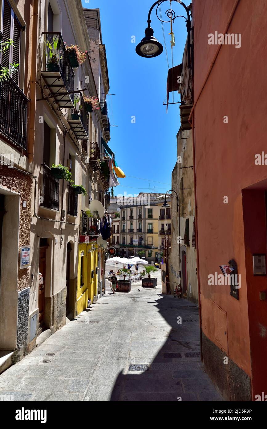 CAGLIARI, ITALIE, 17 AOÛT 2019, l'une des nombreuses rues commerçantes de Cagliari, Sardaigne, Italie. Banque D'Images CAGLIARI, ITALIE, 17 AOÛT 2019, l'une des nombreuses rues commerçantes de Cagliari, Sardaigne, Italie. Banque D'Images