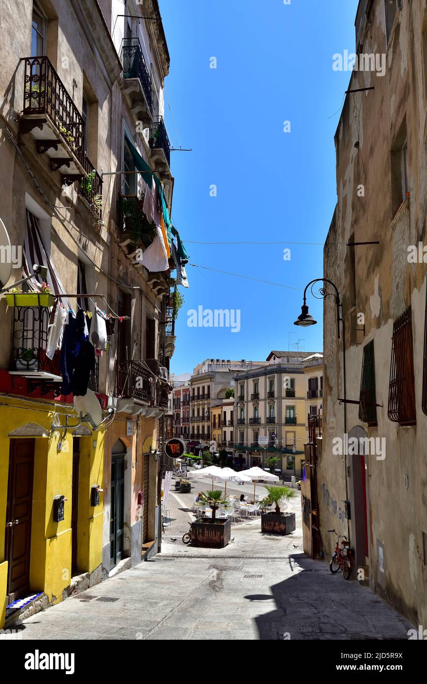 CAGLIARI, ITALIE, 17 AOÛT 2019, l'une des nombreuses rues commerçantes de Cagliari, Sardaigne, Italie. Banque D'Images CAGLIARI, ITALIE, 17 AOÛT 2019, l'une des nombreuses rues commerçantes de Cagliari, Sardaigne, Italie. Banque D'Images