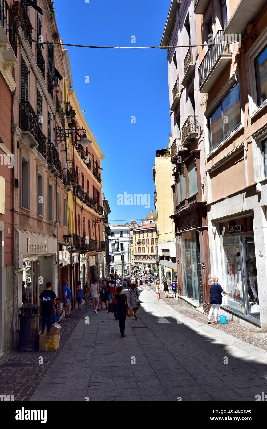 CAGLIARI, ITALIE, 17 AOÛT 2019, personnes marchant dans l'une des nombreuses rues commerçantes de Cagliari, Sardaigne, Italie. Banque D'Images CAGLIARI, ITALIE, 17 AOÛT 2019, personnes marchant dans l'une des nombreuses rues commerçantes de Cagliari, Sardaigne, Italie. Banque D'Images