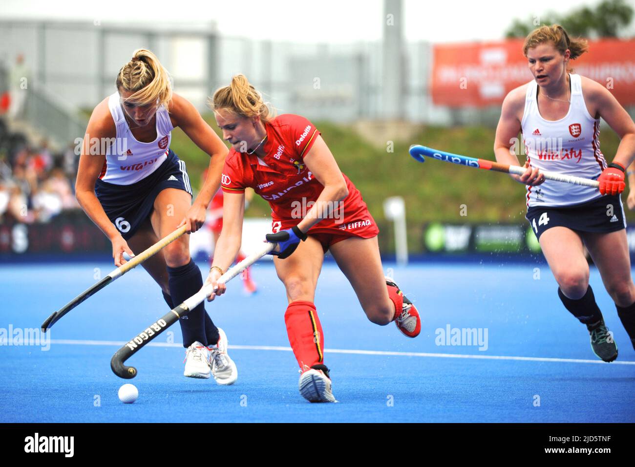 Stratford, Londres, Royaume-Uni. 18th juin 2022. Lily Owsley (ENG), Tessa Howard (ENG) à la poursuite d'Alix Gerniers (bel) lors d'un match palpitant et étroitement disputé entre les équipes nationales de hockey féminin anglaises et belges au Lee Valley Hockey Centre, Parc olympique Queen Elizabeth, Stratford, Londres, Royaume-Uni. La Belgique a pris une première place dans le match marquant un but au premier trimestre, l'Angleterre prenant jusqu'au troisième trimestre pour égaler le score. Redit: Michael Preston/Alay Live News crédit: Michael Preston/Alay Live News Banque D'Images