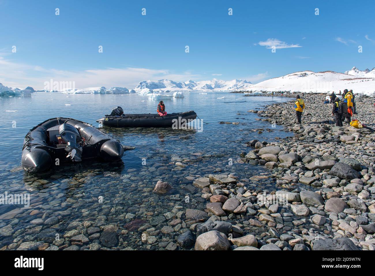 Des écotouristes atterrissent sur l'île Cuverville, dans le chenal Errera, du côté ouest de la péninsule antarctique Banque D'Images