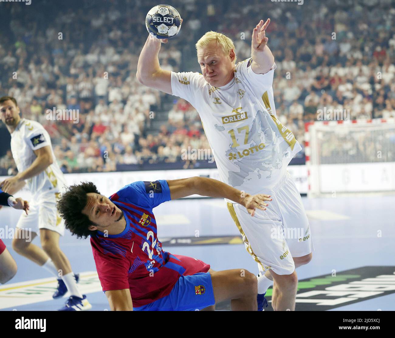 Firo : 06/18/2022, handball, saison 2022/2023, Ligue des champions EHF, finale 4 semi-finale THW Kiel - FC Barcelone duels Patrick Wiencek contre Petrus Banque D'Images