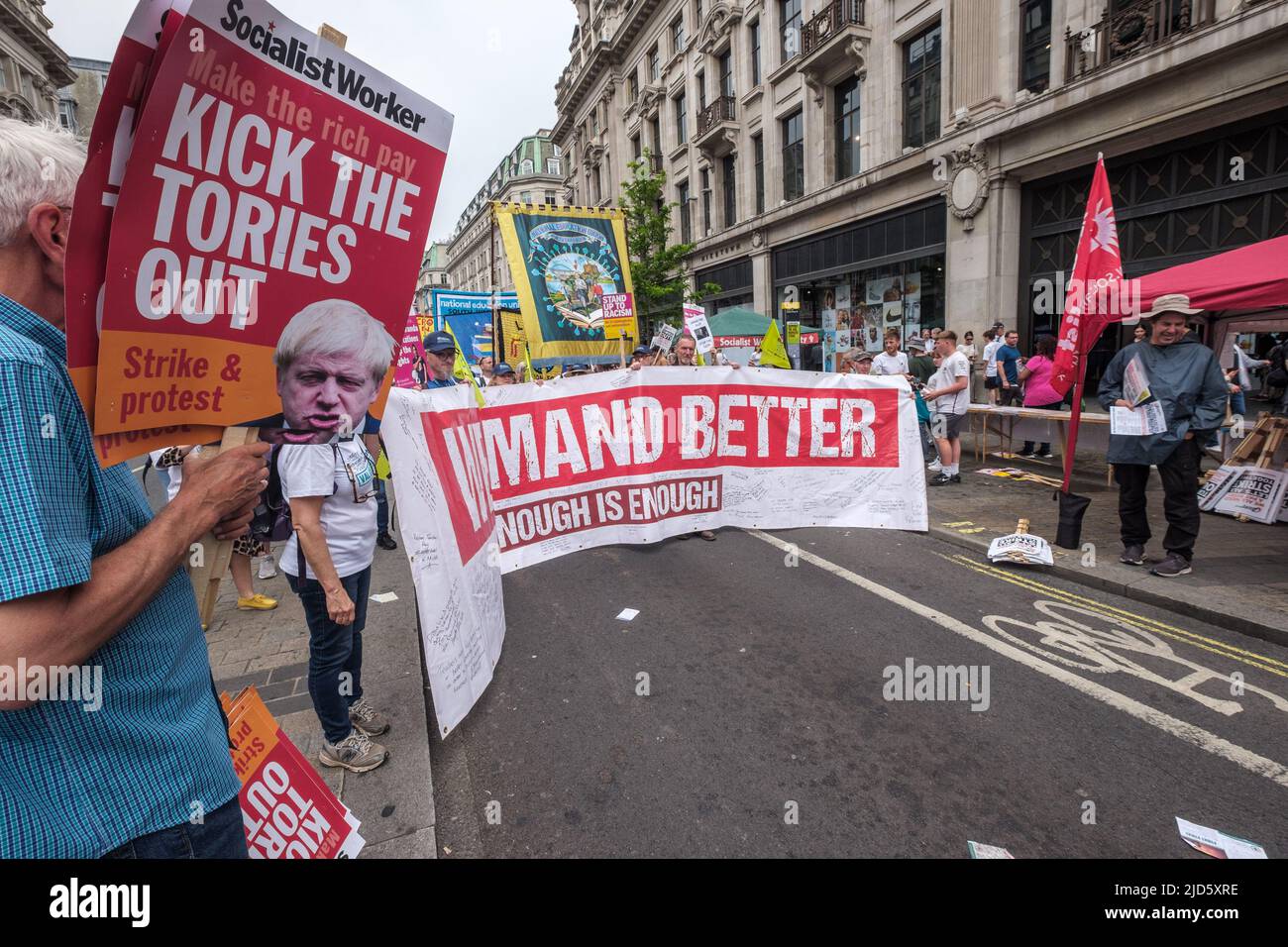 Londres, Royaume-Uni. 18 juin 2022. Plusieurs milliers de personnes ont défilé à Londres dans le cadre d'une marche organisée par TUC pour dire « assez est suffisant » : nous avons besoin d'une action sur le coût de la vie, pour des salaires plus élevés, et d'un New Deal pour les travailleurs, y compris un salaire minimum de £15. Ils exigent un projet de loi sur l'emploi promis depuis longtemps pour rendre les choses plus justes et un gouvernement qui soutient les travailleurs et stimule les négociations collectives. Peter Marshall / Alamy Live News Banque D'Images