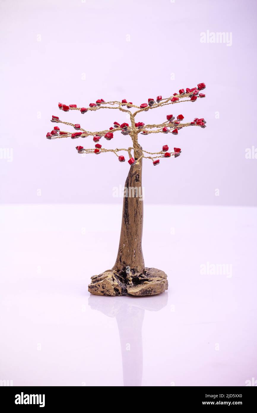 Plastique d'arbre de Noël joyeux fabriqué à la main sur fond blanc au Kenya Banque D'Images