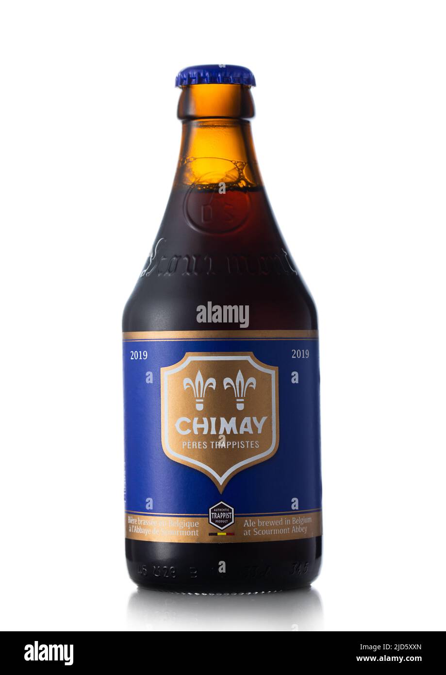 LONDRES, Royaume-Uni - 29 MAI 2022 : bouteille de bière pieronne noire Chimay sur blanc. Produit de Belgique Banque D'Images