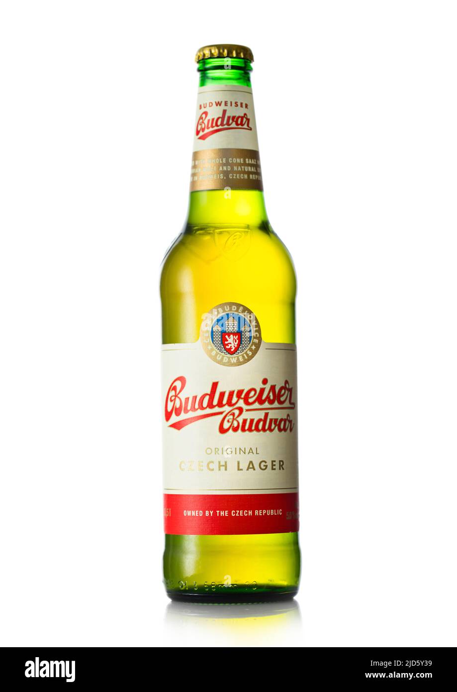 LONDRES, Royaume-Uni - 02 JUIN 2022 : bouteille de bière Budweiser Budvar originale lager sur blanc. Banque D'Images