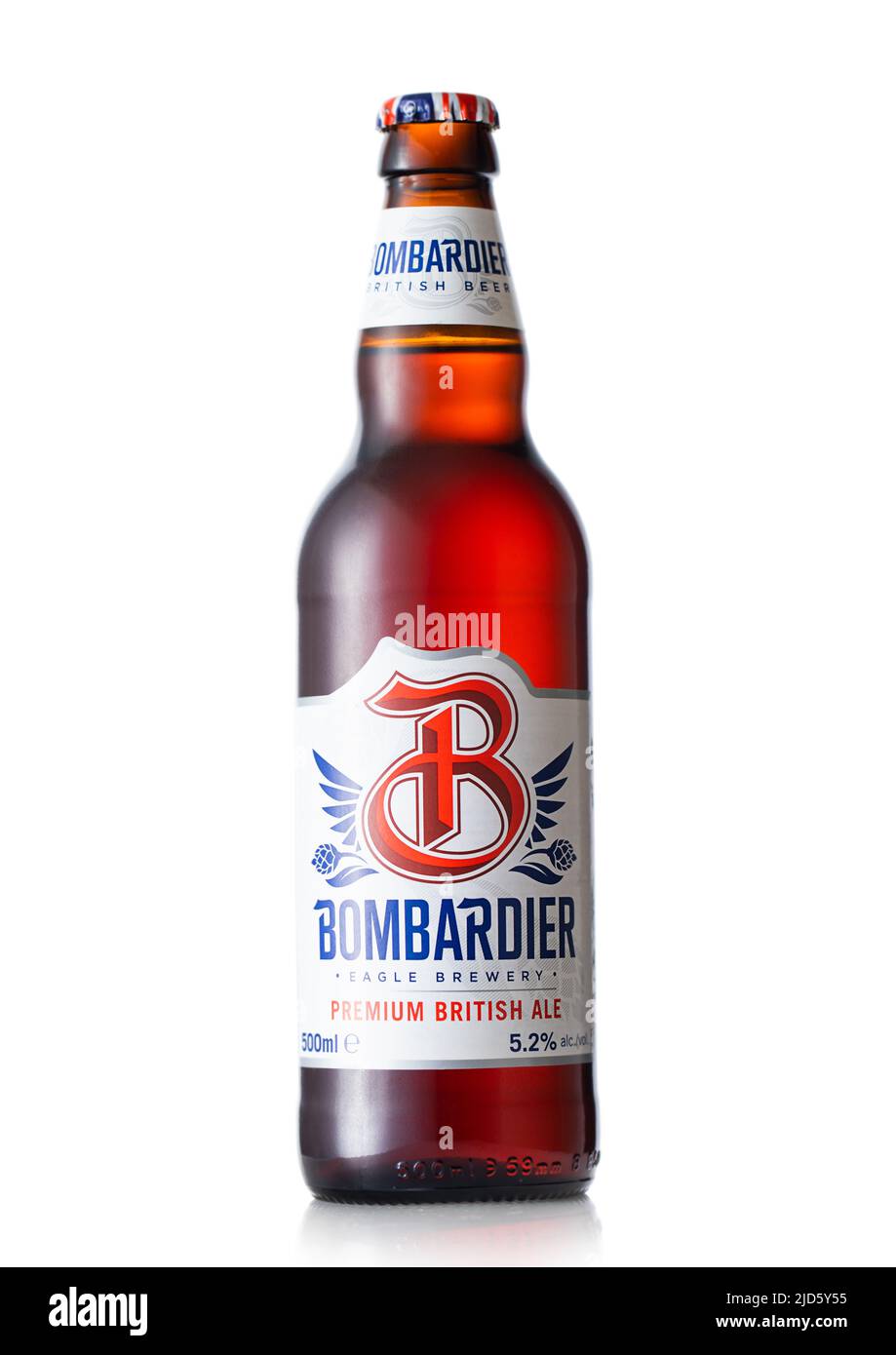 LONDRES, Royaume-Uni - 29 MAI 2022 : bouteille de bière blonde Bombardier de qualité supérieure sur blanc Banque D'Images