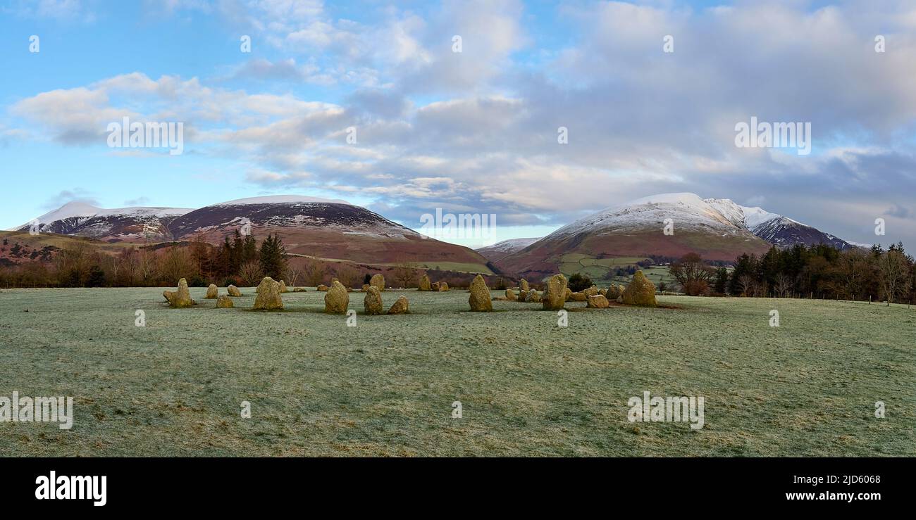 Castlerigg Stone Circle avec de la neige a couvert Skiddaw et Blencathra au loin. Banque D'Images