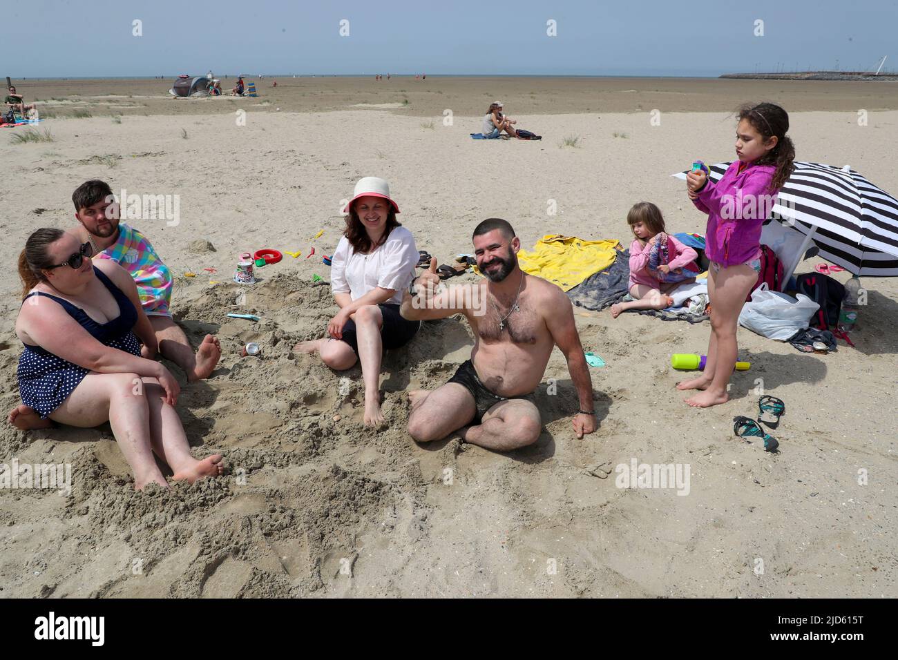 L'illustration montre une côte belge surpeuplée, le samedi 18 juin 2022, à Zeebrugge. Avec des températures intérieures dépassant 30 degrés, beaucoup de gens voyagent pour profiter du temps ensoleillé. BELGA PHOTO NICOLAS MATERLINCK Banque D'Images