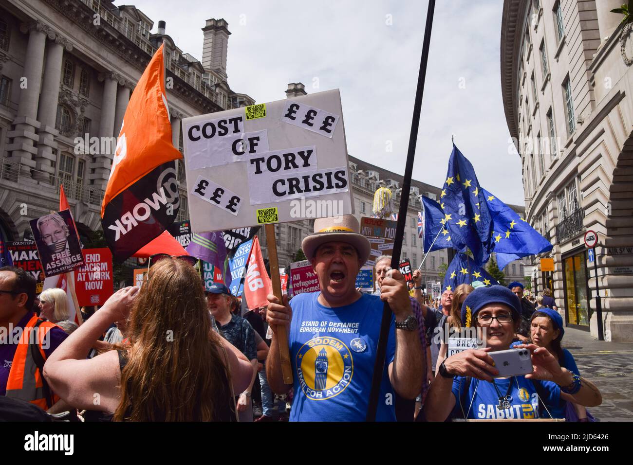 Londres, Royaume-Uni. 18th juin 2022. Le militant anti-Brexit Steve Bray et les manifestants de Regent Street. Des milliers de personnes et divers syndicats et groupes ont défilé dans le centre de Londres pour protester contre la crise du coût de la vie, le gouvernement conservateur, le régime des réfugiés rwandais et d'autres questions. Credit: Vuk Valcic/Alamy Live News Banque D'Images